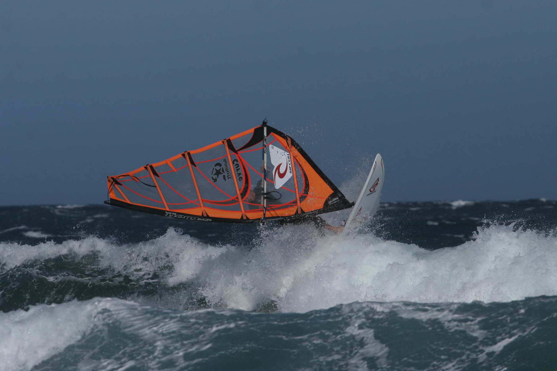 Beim Windsurfen in Tarifa Welle Wind und Wasser geniessen