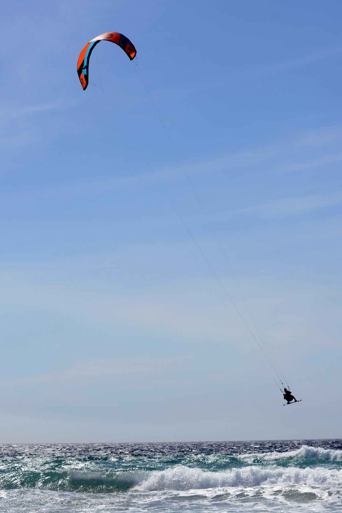 Beim Kitesurfen die Wellen von Tarifa nutzen