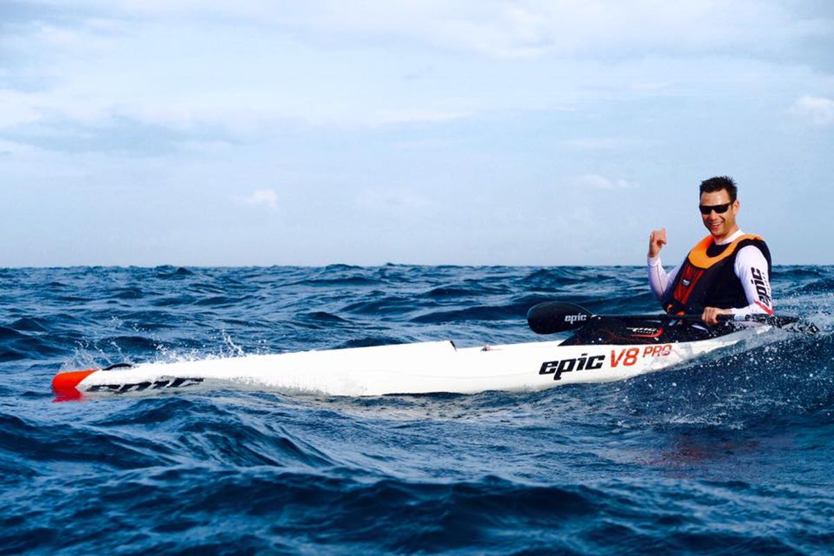 Paddeln mit dem Surfski auf dem Meer vor Tarifa 